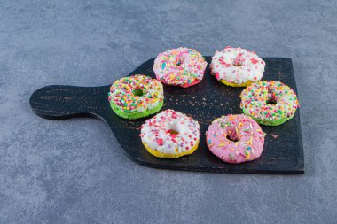 Kesme tahtasına jöleli çörekler, mermer arka planda. Yüksek kalite fotoğraf