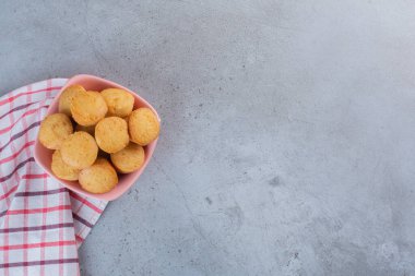 Taş zeminde pembe kekler var. Yüksek kalite fotoğraf