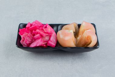 Dilimlenmiş domates ve lahana turşusu salatası, mermer arka planda. Yüksek kalite fotoğraf