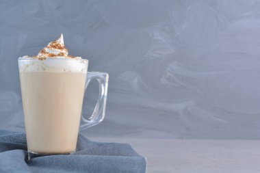 Mavi kumaşlı kakao ile süslenmiş bir fincan lezzetli kahve. Yüksek kalite fotoğraf