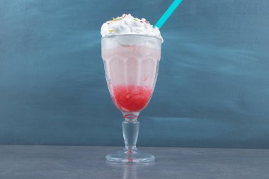 Krem şantili ve serpilmiş bir bardak şekerli milkshake. Yüksek kalite fotoğraf