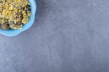 Çeşitli çay yaprakları gri arka planda mavi kasede. Yüksek kalite fotoğraf