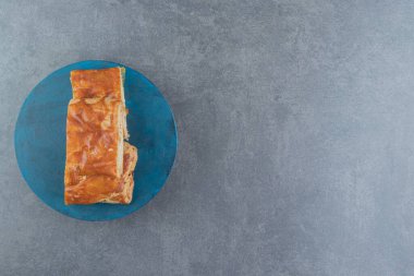 Mavi tahtada kare şeklinde doldurulmuş hamur işleri. Yüksek kalite fotoğraf