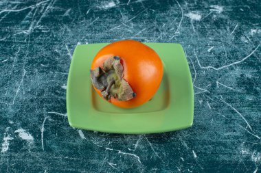 Mermer zemin üzerinde, bardak altlığı üzerinde hurma meyvesi. Yüksek kalite fotoğraf