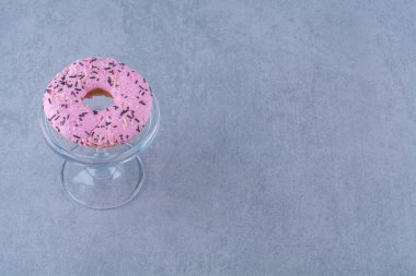 Renkli şekerli, cam bir tabak kremalı kek. Yüksek kalite fotoğraf