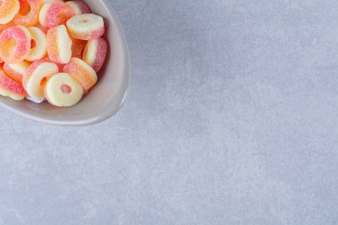 Renkli meyve şekerli marmelatlarla dolu derin bir tabak. Yüksek kalite fotoğraf