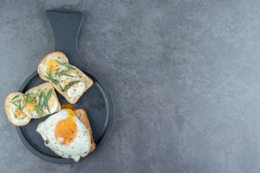 Siyah tahtada kızarmış yumurtalı ekmek. Yüksek kalite fotoğraf