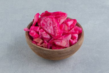 Kasede mayalanmış kırmızı lahana, mermer arka planda. Yüksek kalite fotoğraf