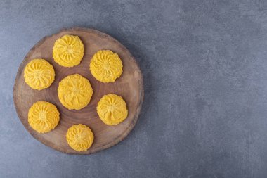 Tahtada ev yapımı limonlu kurabiyeler, mermer arka planda. Yüksek kalite fotoğraf