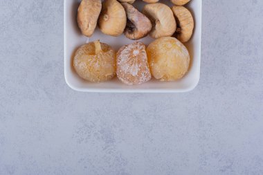 Beyaz kaseye yerleştirilmiş bir avuç kurutulmuş incir. Yüksek kalite fotoğraf