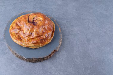 Lezzetli bir turta, mermer arka planda. Yüksek kalite fotoğraf