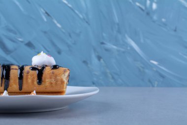 Çikolata soslu beyaz bir tabak lezzetli rulo. Yüksek kalite fotoğraf