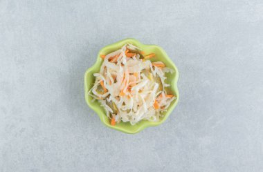 Havuçlu lahana turşusu, mermer arka planda. Yüksek kalite fotoğraf