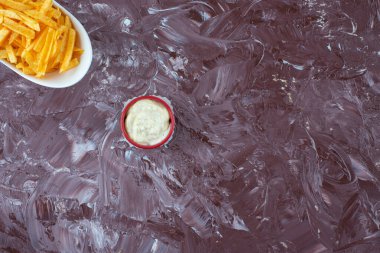 Bir kase yoğurt ve patates kızartması mermer arka planda. Yüksek kalite fotoğraf