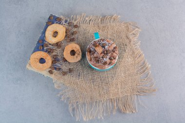 Kitapta dilimlenmiş meyveli bir fincan sıcak çikolata. Yüksek kalite fotoğraf