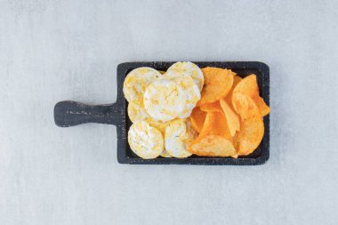 Çıtır kepekli pirinç keki ve patates cipsi. Yüksek kalite fotoğraf