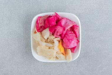 Yeşil ve kırmızı lahana turşusunu bir kasede, mermer arka planda. Yüksek kalite fotoğraf