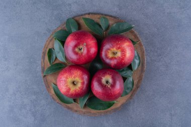 Taze elmalar ve yapraklar tahtada, mermer zeminde. Yüksek kalite fotoğraf