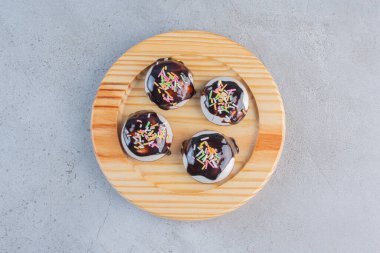 Taş zeminde ahşap bir tabak lezzetli jöleli kurabiye. Yüksek kalite fotoğraf