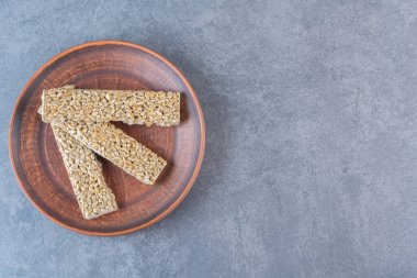 Tahta bir tabakta mermer zemin üzerinde granola çubukları. Yüksek kalite fotoğraf