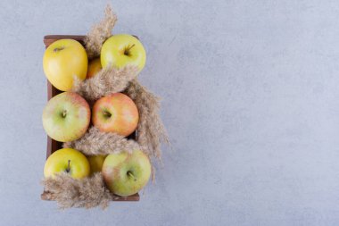 Taş zeminde taze yeşil elma dolu ahşap bir kutu. Yüksek kalite fotoğraf