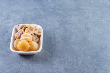 Kurutulmuş incir kasede, mermer arka planda. Yüksek kalite fotoğraf