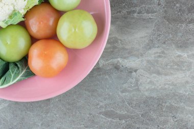 Pembe tabakta taze organik sebzelerin fotoğrafını çek. Yüksek kalite fotoğraf