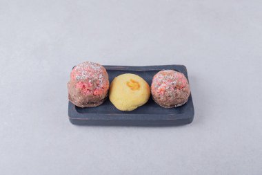 Mermer arka planda, tahtada nefis kurabiyeler