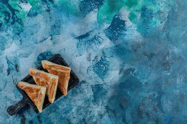 Su böreği tahtada, mermer zeminde. Yüksek kalite fotoğraf