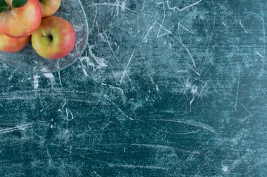 Elmalar cam tabakta, mermer arka planda. Yüksek kalite fotoğraf