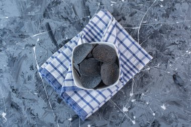 Çay havlusunda, mermer arka planda siyah patates cipsi. Yüksek kalite fotoğraf