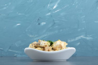 Beyaz kasede dilimlenmiş et ile omlet. Yüksek kalite fotoğraf