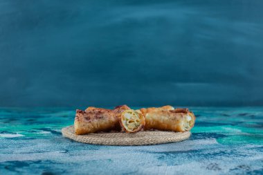 Kıymalı peynir dolgulu krep, mermer arka planda. Yüksek kalite fotoğraf