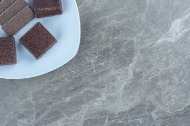 Çikolatalı kurabiyelerin beyaz tabakta üst görüntüsü. Yüksek kalite fotoğraf