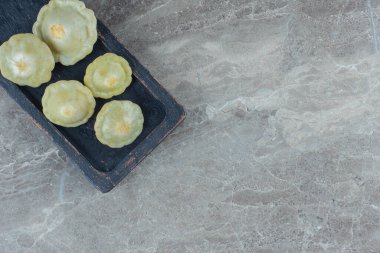 Tahta tahtada turşu yeşil köfte kabağının en üst görüntüsü. Yüksek kalite fotoğraf