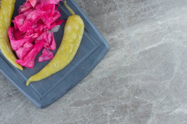 Konserve lahana ve biberin yakın plan fotoğrafını çek. Yüksek kalite fotoğraf