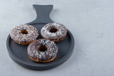 Taş zeminde kapkara çikolatalı çörekler. Yüksek kalite fotoğraf