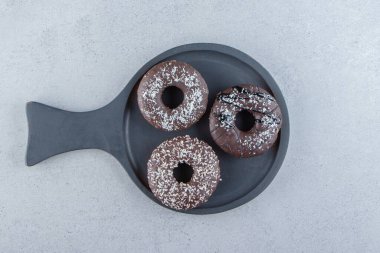 Taş zeminde kapkara çikolatalı çörekler. Yüksek kalite fotoğraf