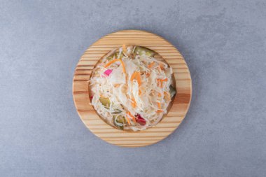 Ahşap tabakta mermer arka planda sebze turşusu. Yüksek kalite fotoğraf