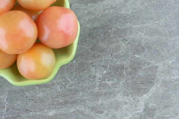 Kavanozdaki olgun yeşil domateslerin yakın fotoğrafını çek. Yüksek kalite fotoğraf