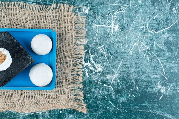 Mavi ezmeli yuvarlak bisküvili kek dilimi. Yüksek kalite fotoğraf