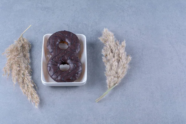 Beyaz tabakta tatlı, lezzetli çikolatalı çörekler. Yüksek kalite fotoğraf