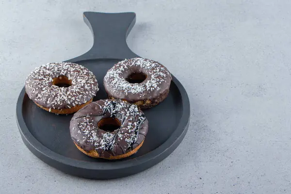 Taş zeminde kapkara çikolatalı çörekler. Yüksek kalite fotoğraf