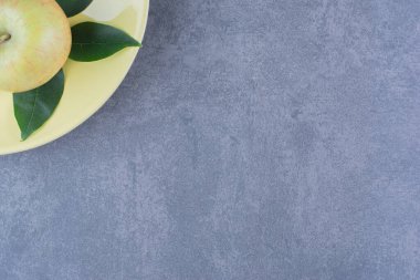 Hurma ve elma tabakta, mermer arka planda. Yüksek kalite fotoğraf