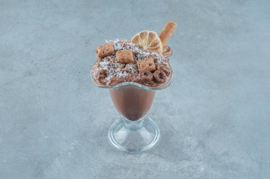 Bardakta çikolatalı milkshake, mavi arka planda. Yüksek kalite fotoğraf