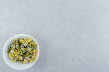 Taş zeminde bir kase kuru kasımpatı çiçeği. Yüksek kalite fotoğraf