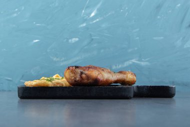 Lezzetli omlet ve siyah tahtada tavuk bacağı. Yüksek kalite fotoğraf