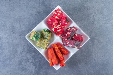 Mermer zemin üzerinde çeşitli Türk lezzetleri var. Yüksek kalite fotoğraf