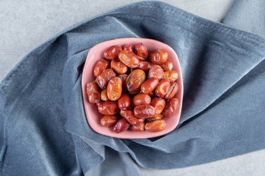 Pembe kase dolusu olgun gümüş böğürtlen mermer arka planda. Yüksek kalite fotoğraf