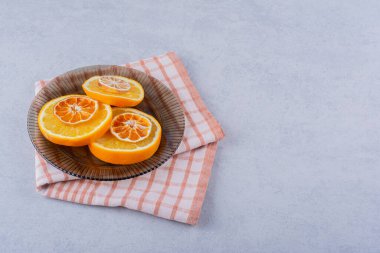 Taş zeminde taze portakal dilimleri. Yüksek kalite fotoğraf